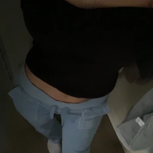 Juicy couture byxor  -  Säljer mina fina juicy byxor. En superfin ljusblåfärg!  Dom är i bra  skick, skriv för mer bilder om du är intresserad🤍