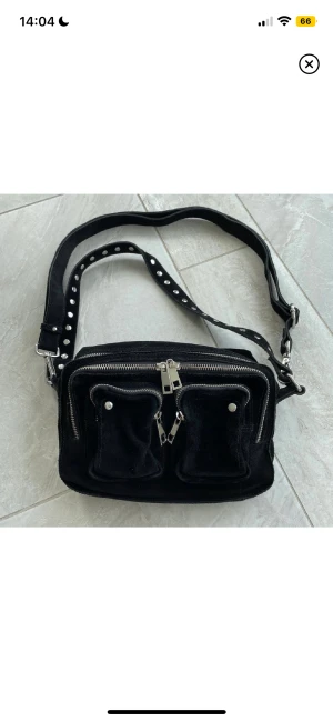 nunoo väska - Intressekoll på min Nunoo väska i modellen Suedé. Köpt här på plick för några månader sen men är i bra kvalite därav priset. 💖