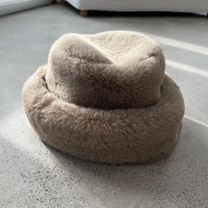 Fur faux hatt - Slutsåld hatt i helt nytt skick från Gina Tricot. Köparen står för frakt och för mer bilder är det bara att meddela.❤️