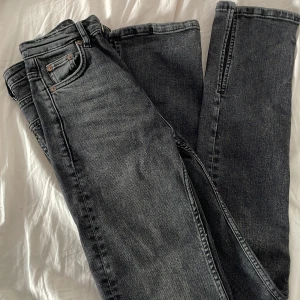 Zara jeans - hejsan! säljer dessa byxor från zara, endast använda en gång, sen växte jag ur dem, strl 32 passar xs. Säljer för 340kr+frakt (pris KAN diskuteras). byxorna är mörk gråa