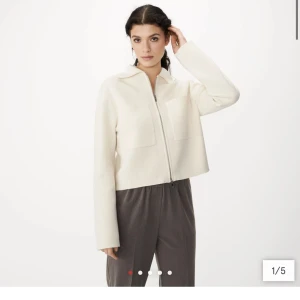 Cardigan från åhlens - Säljer min fina cardigan från Åhléns. Endast använd ett fåtal gånger, är i storlek m men passar mig som har s, är lite ocersized. Nypris 499kr