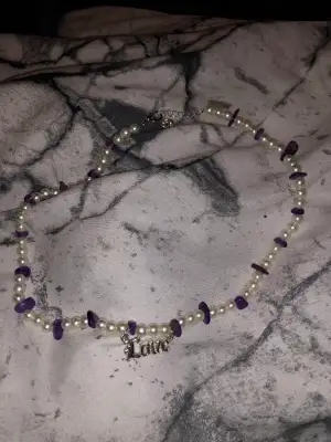 Fint halsband med lila stenar, aldrig använt🫶🏼