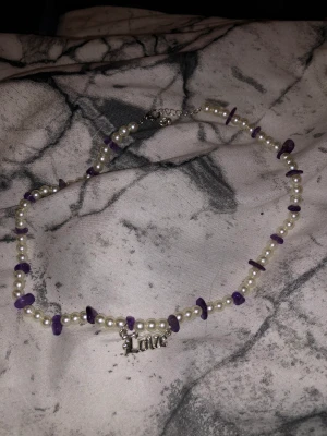 Halsband - Fint halsband med lila stenar, aldrig använt🫶🏼