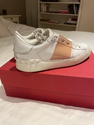 Valentino skor - Säljer mina superfina valentino skor i relativt bra skick! Använder de inte längre och säljer dom av den anledningen, pris kan diskuteras❤️perfekta skor nu till våren!