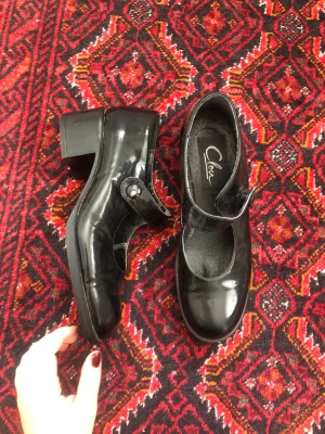 Mary Janes  - Fina svart lackade Mary Jane skor i strl 39. Är lite slitna på ena sidan. Laddade upp samma annons på ett annat konto men blev sen utloggad och kommer inte in.