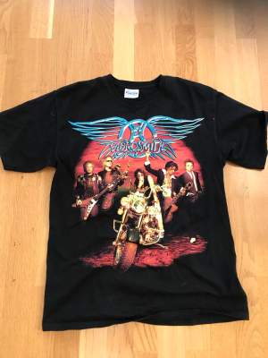 Säljer min Aerosmith band t-shirt! Den är svart med Aerosmith tryck på både fram och baksidan. Den är i bra skick och inte så använd🌟🌟