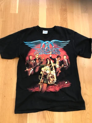 Aerosmith t-shirt - Säljer min Aerosmith band t-shirt! Den är svart med Aerosmith tryck på både fram och baksidan. Den är i bra skick och inte så använd🌟🌟