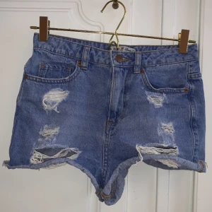 Pull & Bear, strl 34 - Pull & Bear hotpants i storlek 34, fint skick - sparsamt använda. Du får de nytvättade, såklart. Postar samma dag som betalning gjorts, du står för frakten :) annars kan du komma och hämta dessa i Tallkrogen, Enskede. Mvh Maria