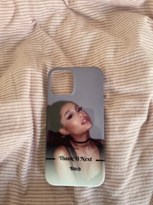 Ariana Grande mobilskal  - Säljer mitt Ariana grande mobilskal för iphone  12 för att jag inte använder det , Gjorde skalet själv , Säljer för 20kr+frakt 