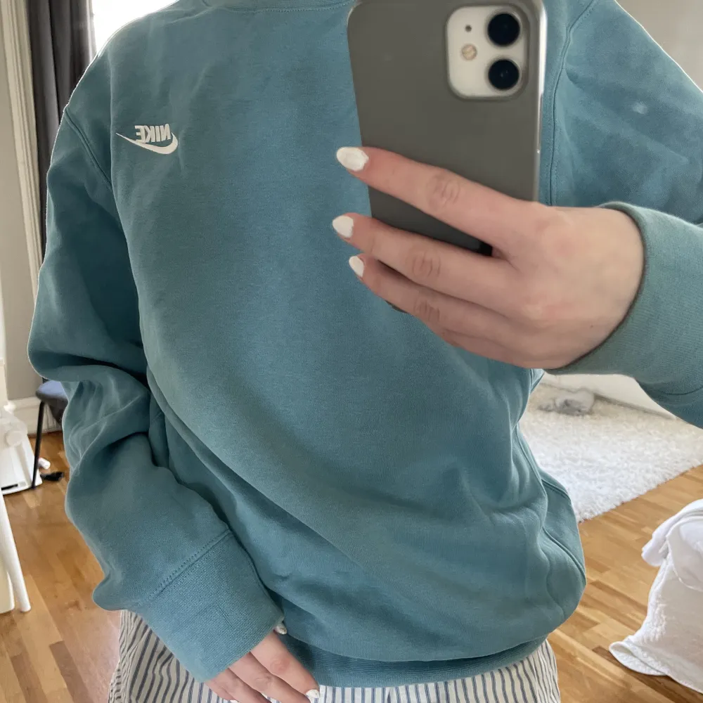 Säljer denna snygga coola Nike tröjan som är perfekt nu till våren. Endast testad och i nyskick. Oversized och lite större. Hoodies.