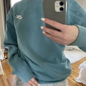 Blå Nike tröja  - Säljer denna snygga coola Nike tröjan som är perfekt nu till våren. Endast testad och i nyskick. Oversized och lite större