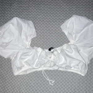 Topp - Två vita toppar ifrån hm i storlek M & L, topparna går att köpa tillsamans eller var för sig.  En topp kostar 20kr och båda två  kostar 30kr. 