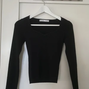 Ribbstickad tröja från Bershka  - Jag säljer min ribbstickade tröja från bershka i storlek S. Tröjan har även slitsar på båda ärmarna och en fin urringning. Den är använd 1 gång så är därför i väldigt bra sikick💕 Köparen står för frakten!