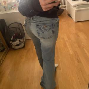 Säljer detta superstark lågmidjade utsvängda jeans! De har lite stretch så de är supersköna och de har superfina bakfickor. Innerbenslängd: 76 midjemått: 89cm. Skriv om du har frågor eller om du vill ha fler bilder💗pris kan diskuteras🫶