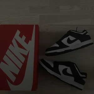 Nike Dunk Low Panda - Nike Dunk Low Panda. Helt Nya. Oanvända.  Storlek: 41! Box mm medföljer!   Tveka inte att höra av er vid eventuella frågor!