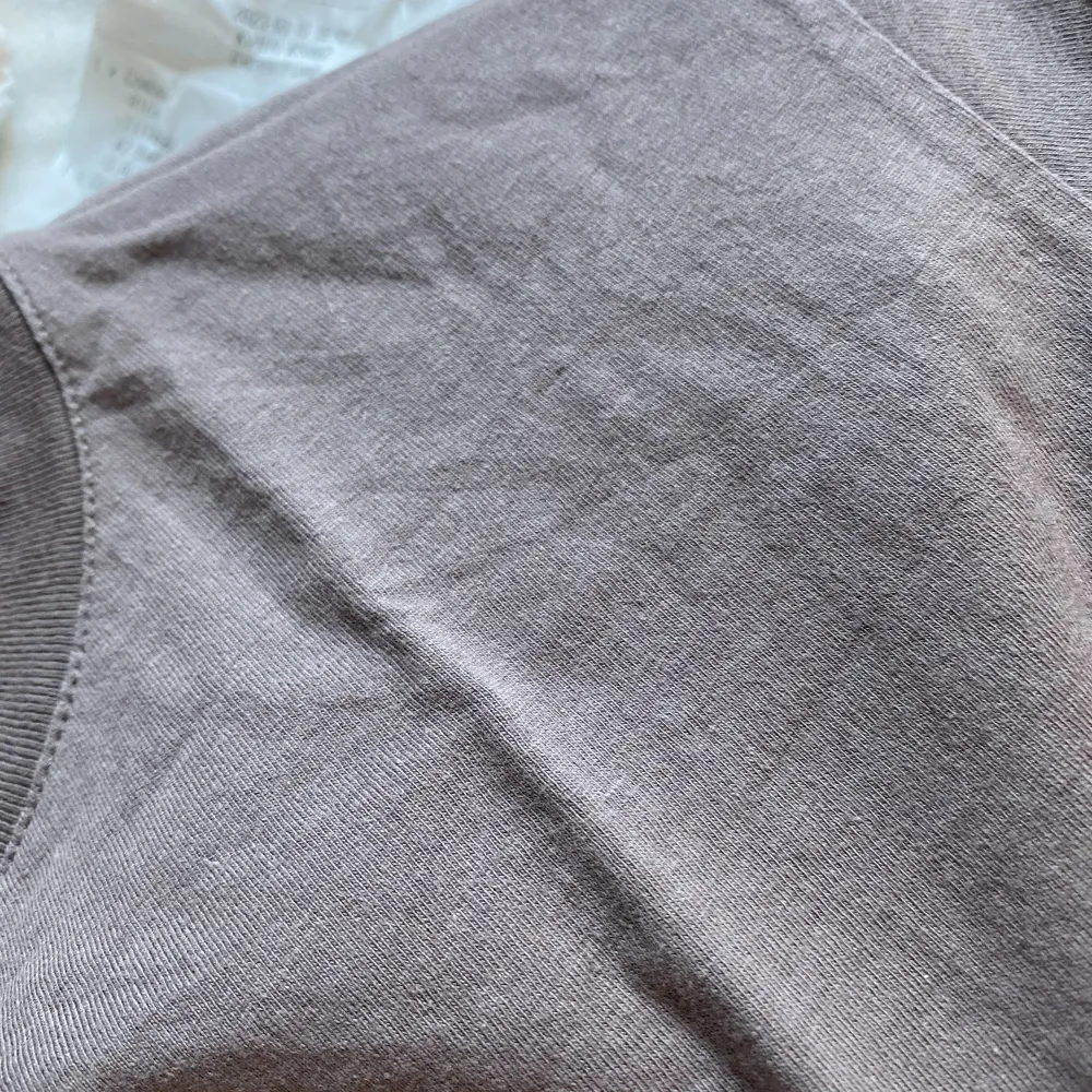 Basic tröja från H&M, färgen syns bäst i tredje bilden. T-shirts.