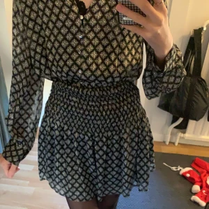 Zara klänning 💓 - Jättefin klänning från zara 💓 har bara använt den en gång så det känns dags att sälja! Finns inte kvar på hemsidan och är mycket stretchig 💓