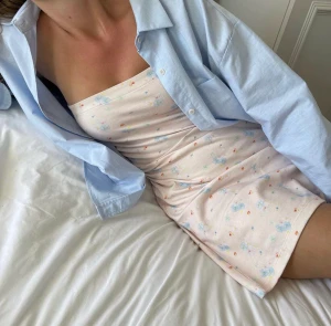 Tube Dress Summer Island - Säljer min vackra klänning från Matilda djerfs kollektion djerf avenue. Då klänningen har blivit alldeles för stor för mig💘💘💘original pris 899kr kan bäras som M