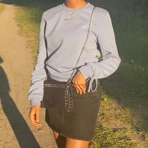 Blå tröja  - Från zara med detaljer justerbara band på sidan. Bara använt 1 gång och passar påriktigt med allt!