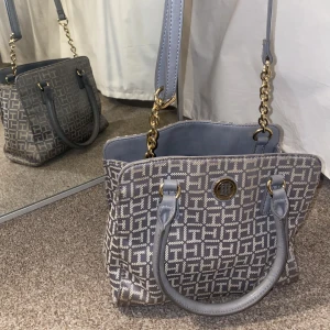 Tommy hilfiger väska - Jätte fin Tommy hilfiger väska💕 byten går, hör av dig om du har fler frågor😊