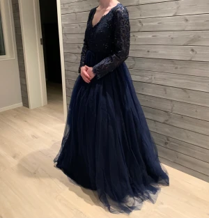 Balklänning - Aldrig använd med lappar kvar. Strlk 38, säljs pga för stor storlek. Köptes till bal som ej blev av pga corona. Inköpt för ca 2500.