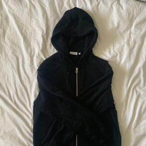 Weekday Zip Up Hoodie- Svart - Weekday Zip Up Hoodie - Svart - Storlek L - Aldrig använt (för stor)
