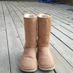 Uggs  - Bruna uggs fodrade inuti. Aldrig använt bara testat, storlek 37. Köpta på H&M. 
