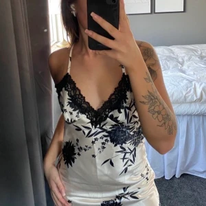 Klänning  - Jätte fin klängig som är aldrig använda! (Lånade bilder) 