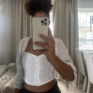 Vit spetstopp/blus  - Jätte söt till sommaren 