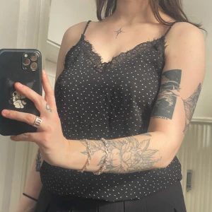 Linne - Prickigt linne med spets. Använt fåtal gånger. 💖