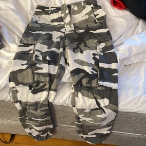 Cargos - Använda, något slitna, noppriga men inge hål eller så.  Köpta på missguided