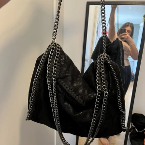 Stella McCartney väska fake - Fake stor svart Stella McCartney väska med leopardmönster inuti ✨