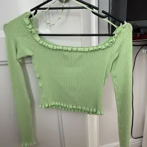 Självet min gröna off sholuder tröja som är kortare i magen. Aldrig kommit till användning. Lite tjockare i materialet vilket är skönt! Bra skick!