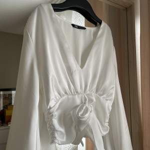Säljer denna vita blus från Zara i storlek XS. Använd en gång! 🤍