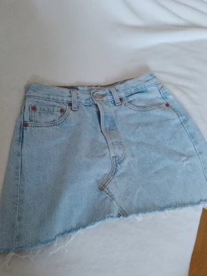 Levis kjol  - Exakt storlek syns på bilden 