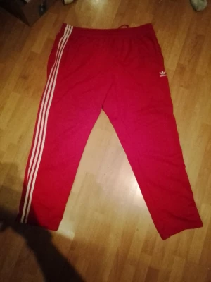 Adidas träningsbyxor  - Dom röda byxor helt oanvända XL Grön M.300 st