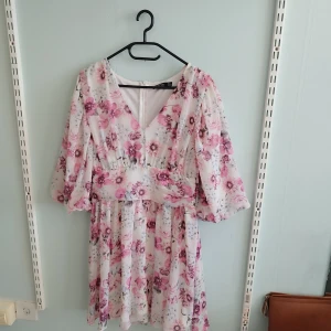 Sommarklänning  - Knappt använd sommar klänning i storlek 42/44 