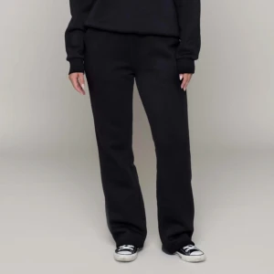 Lxa mjukisbyxor  - Säljer mina svarta Lxa mjukisbyxor, använda endast ett fåtal gånger då dom var för stor för mig 😇 skriv privat för privata bilder 🥰