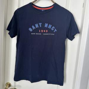 Denna GANT t-shirt köpt från kidsbrandstore för 349kr säljer jag nu för endast 250kr inklusive frakten!🌟