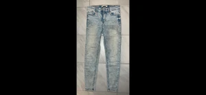 Ljusblå denim byxor skinnyjeans - Ljusblåa denim byxor (skinnyjeans) köpta i Polen därav vet ej märke Stl. 36 (pris kan diskuteras) 