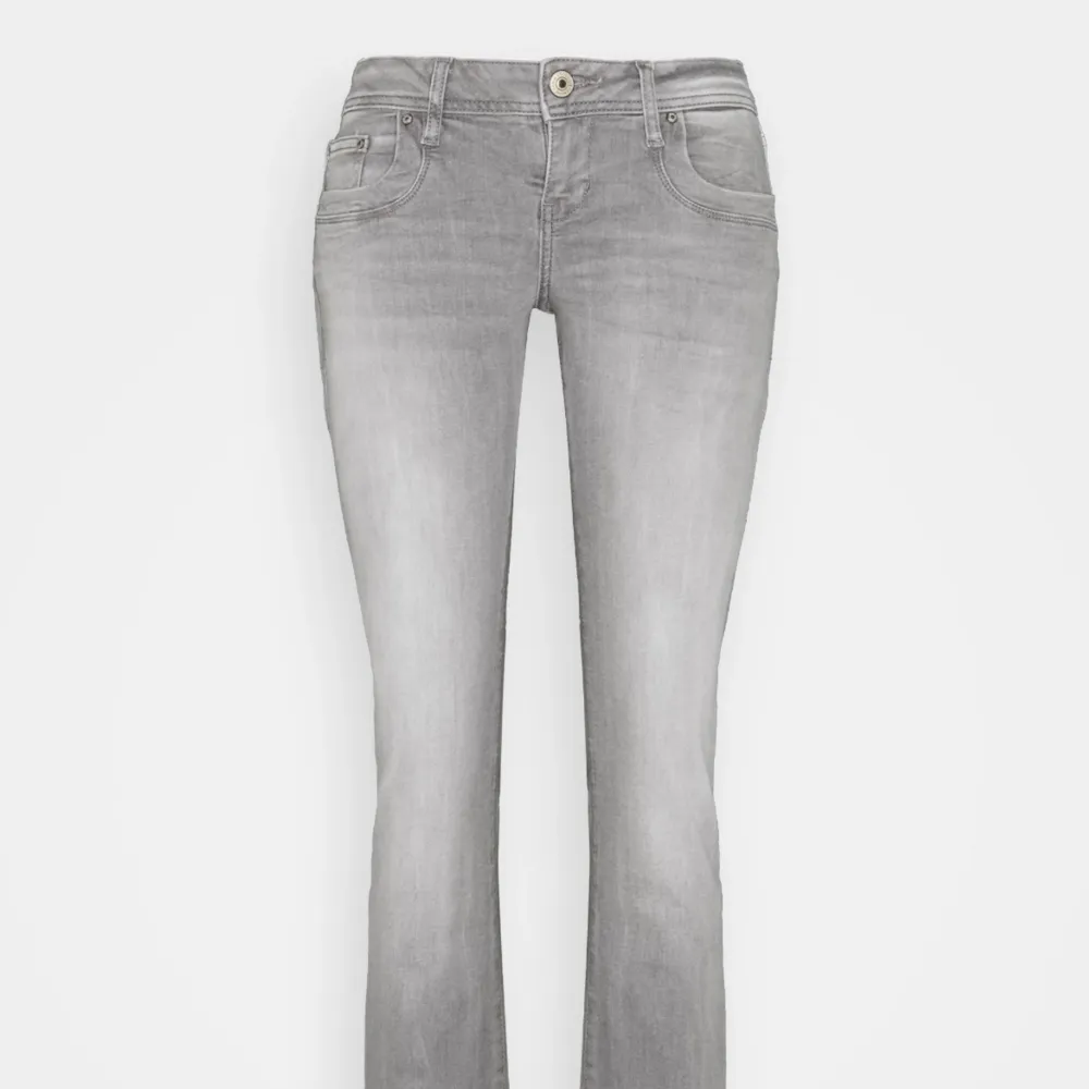 Har dessa trendiga LTB lågmidjade jeans som är helt slutsålda till salu, säljer då de är för korta för mig som är 178cm lång. De är nyskick och knappt använda, vid fler bilder eller frågor hör av er🫶🏻Betalning sker via swisha. Jeans & Byxor.