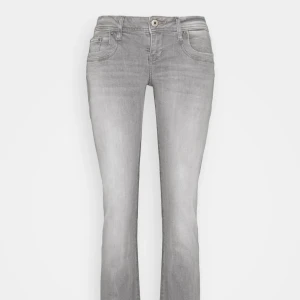 LTB jeans - Har dessa trendiga LTB lågmidjade jeans som är helt slutsålda till salu, säljer då de är för korta för mig som är 178cm lång. De är nyskick och knappt använda, vid fler bilder eller frågor hör av er🫶🏻Betalning sker via swisha