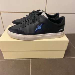 Axel arigato skor - Hej, säljer dessa Axel arigato skor i storleken 42. De är i använts skick men mycket kvar att ge. Nypris 2400. Kvitto och allt og finns. Hör av er vid frågor eller funderingar. 