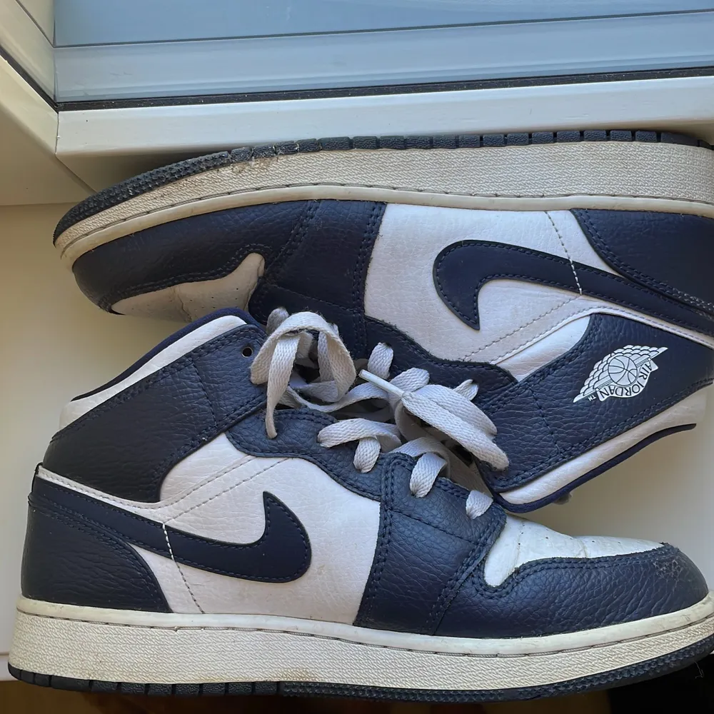 Jag säljer mina Jordan 1s ”Navy gold”, då de inte kommer till användning. De är i bra skick då de knappts används. Box och stickers finns också kvar!  Kan mötas upp i Sthlm/Uppsala, annars står köpare för frakt.   (Köpta för 2000kr). Skor.