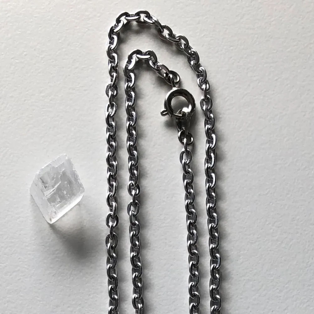 Halsband i silver med unikt hänge✨! Säljer då den inte kommer till användning🪩.. Accessoarer.