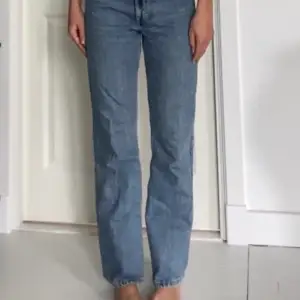 gråblå weekday jeans i modellen rowe. de är högmidjade och raka. jag är 177cm och de är aningen för korta för mig. säljer pga kommer inte till användning längre. köpte för några år sedan. nypris 500kr. skriv för fler/bättre bilder. 