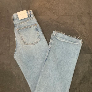 Straight jeans ZARA - Helt nya jeans från ZARA med prislappen kvar.  90s straightleg jeans. Hör av dig för fler bilder eller frågor! Kan mötas eller fraktas<3