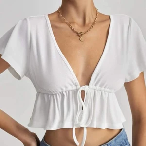 Topp - Tröjan var inte riktigt min stil därför säljer jag den, den är i stel M men passar S med🤍