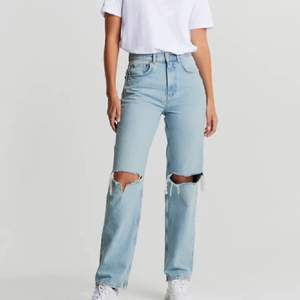 Säljer dessa 90’s High waisted jeans köparen står för frakt