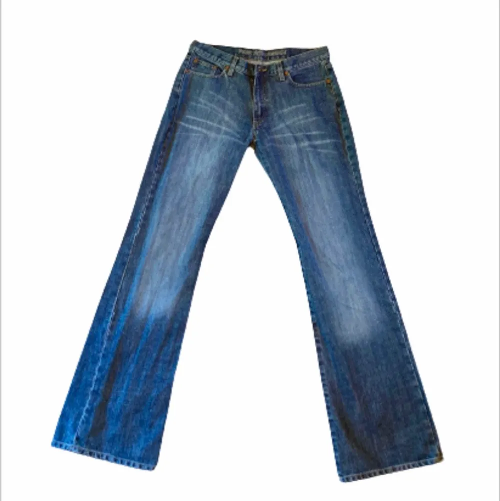 Flared, Low waisted peakperformance jeans i väldigt bra skick. Innerbenslängd: 82 cm, ytterbenslängd: 105 cm, midjemått: 40,5cm, benöppningen: 25 cm. Jeans & Byxor.